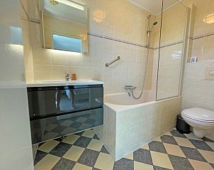 Balkon van Appartement Bos en Duin 16 in De Dennen Texel met prachtig uitzicht op de natuur.