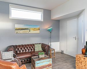 Gemtliches Wohnzimmer im Chalet Julie im Vakantiepark de Bremakker, gelegen in De Dennen, Texel. Komfortable Einrichtung mit Stranddekoration.