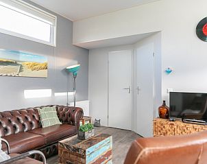 Gemtliches Wohnzimmer im Chalet Julie im Vakantiepark de Bremakker, De Dennen, Texel. Gemtliche Sitzecke mit modernen Mbeln.