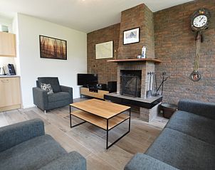 Comfortabele zithoek met open haard in vakantiewoning Tempelierweg 17, Texel.