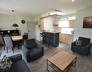 Open keuken en woonkamer in vakantiehuis Tempelierweg 17, De Dennen, Texel.