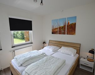 Slaapkamer met tweepersoonsbed in vakantiehuis Tempelierweg 17, Texel.