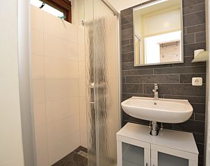 Moderne badkamer met douche in vakantiehuis Tempelierweg 17, Texel.