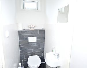 Net toilet met wastafel in vakantiewoning Tempelierweg 17, De Dennen, Texel.