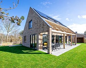 Der Bungalowpark 't Luwe Land in De Dennen, Texel, bietet ein modernes Ferienhaus mit einer sonnigen Terrasse und grner Umgebung.