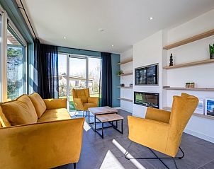 Stilvolles Wohnzimmer im Bungalowpark 't Luwe Land, De Dennen, Texel, mit bequemen Sitzgelegenheiten und viel Licht.