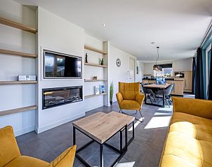 Offenes Wohnzimmer und Kche im Ferienhaus im Bungalowpark 't Luwe Land, Nieuw Vredelust, Texel, mit moderner Einrichtung.