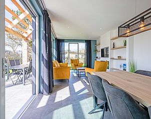 Gerumiges Wohnzimmer mit Blick auf den Garten im Bungalowpark 't Luwe Land, De Dennen, Texel, ideal zum Entspannen.