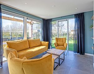 Helles und gerumiges Ess- und Wohnzimmer im Bungalowpark 't Luwe Land, Nieuw Vredelust, Texel, mit moderner Ausstattung.