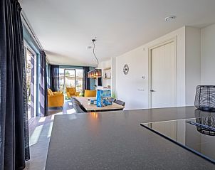 Gemtliche offene Kche mit Blick auf das Wohnzimmer im Bungalowpark 't Luwe Land, De Dennen, Texel.