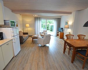 Gerumiges Wohnzimmer von Carnation in De Dennen, Texel mit Sitzecke und Essbereich.