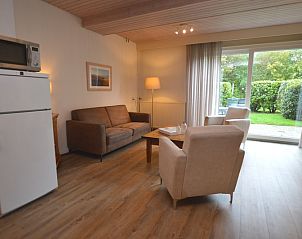 Gemtliche Sitzecke im Ferienhaus Carnation, De Dennen, Texel mit Blick auf den Garten.