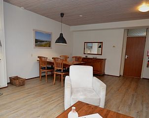 Essecke des Ferienhauses Carnation in De Dennen, Texel mit Holztisch und Sthlen.