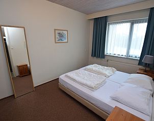Schlafzimmer in Carnation, Ferienhaus in De Dennen, Texel mit bequemem Doppelbett.