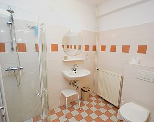 Modernes Badezimmer in Carnation, Ferienhaus in De Dennen, Texel mit Dusche und Waschbecken.
