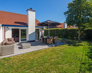 Gemtlicher Garten mit Sitzgelegenheiten in Gortersmient 310, Bungalowpark Gortersmient, De Dennen, Texel, ideal zum Entspannen.