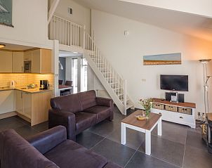 Modernes Wohnzimmer im Ferienhaus Gortersmient 310, Bungalowpark Gortersmient, De Dennen, Texel, mit offener Kche und Treppenhaus.