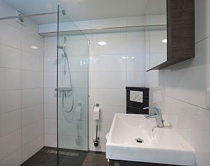 Stilvolles Badezimmer in Gortersmient 310, Bungalowpark Gortersmient, De Dennen, Texel, mit moderner Dusche und Waschbecken.