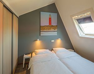 Gemtliches Schlafzimmer im Ferienhaus Gortersmient 310, Bungalowpark Gortersmient, De Dennen, Texel, mit Blick auf die Natur.