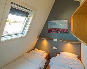 Zweites Schlafzimmer in Gortersmient 310, Bungalowpark Gortersmient, De Dennen, Texel, mit komfortablen Betten und Einrichtung.