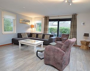 Ruime woonkamer van Vakantiehuis de Parel 214 in De Dennen, Texel, met comfortabele zithoek.