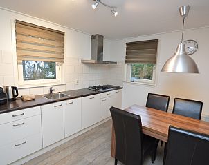 Keuken en eetruimte van Vakantiehuis de Parel 214 in De Dennen, Texel, voor gezellige maaltijden.