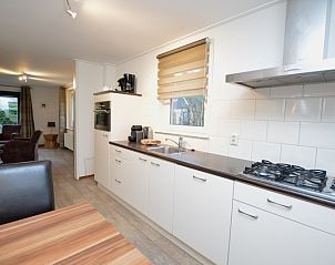 Stijlvolle keuken van Vakantiehuis de Parel 214 in De Dennen, Texel, met moderne apparatuur.