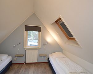 Knusse slaapkamer met twee bedden in Vakantiehuis de Parel 214, De Dennen, Texel.
