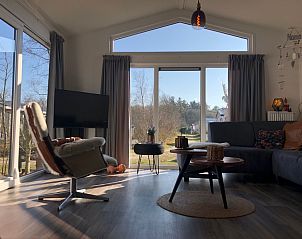 Lichte woonkamer met grote ramen in Vakantiehuis Vakantiepark de Bremakker - Bosveld 121, De Dennen, Texel.