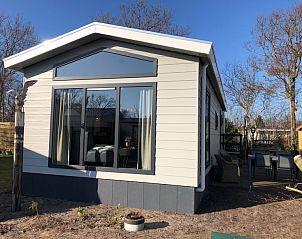 Buitenkant van Vakantiehuis Vakantiepark de Bremakker - Bosveld 121 in De Dennen, Texel met terras.