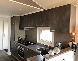 Moderne keuken in Vakantiehuis Vakantiepark de Bremakker - Bosveld 121, De Dennen, Texel.