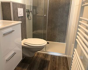 Moderne badkamer in Vakantiehuis Vakantiepark de Bremakker - Bosveld 121, De Dennen, Texel.