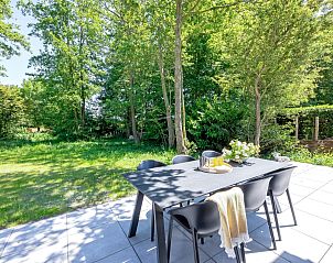 Auenbereich des Ferienhauses Tormentil in De Dennen, Texel mit Esstisch.