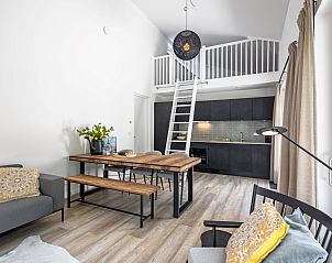 Moderne Innenrume von Tormentil in De Dennen, Texel mit Kche und Essbereich.