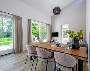 Esszimmer im Ferienhaus Tormentil, De Dennen, Texel mit viel Tageslicht.