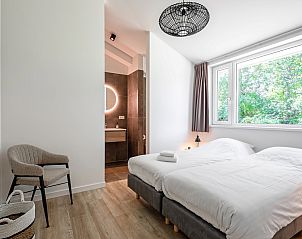 Komfortables Schlafzimmer im Ferienhaus Tormentil, De Dennen, Texel mit eigenem Badezimmer.