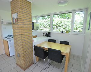 Essecke im Ferienhaus de Parel 262, De Dennen, Texel. Genieen Sie Ihre Mahlzeiten mit Blick auf die Natur der Watteninseln.