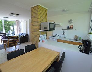 Moderne Kche im Ferienhaus de Parel 262, De Dennen, Texel. Vollstndig ausgestattet fr einen Aufenthalt auf den Watteninseln.