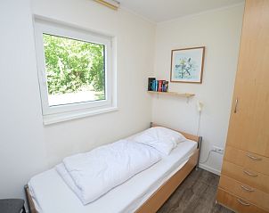 Schlafzimmer mit Einzelbett in Ferienhaus de Parel 262, De Dennen, Texel. Ruhiger Ort auf den Watteninseln.