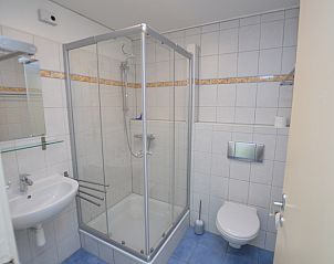 Frisches Badezimmer mit Dusche im Ferienhaus de Parel 262, De Dennen, Texel. Komfortabler Aufenthalt auf den Watteninseln.