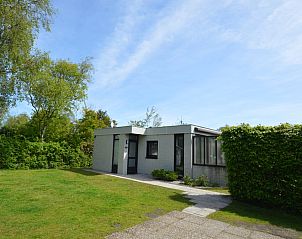 Vakantiehuis de Parel 244 in De Dennen, Texel, Waddeneilanden met groene tuin en moderne architectuur.