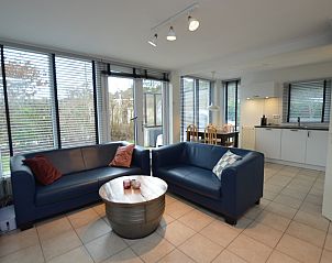 Open keuken en woonkamer in Vakantiehuis de Parel 244, De Dennen, Texel voor een gezellige sfeer.