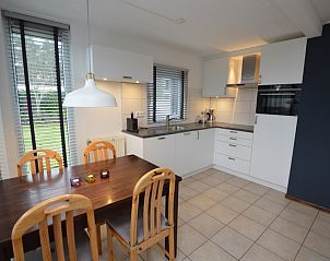 Ruime keuken en eetruimte in Vakantiehuis de Parel 244, De Dennen, Texel voor culinaire momenten.