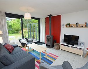 Heller Wohnraum mit modernem Kamin im Ferienhaus de Parel 286, De Dennen, Texel fr einen entspannten Aufenthalt.
