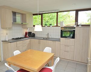 Moderne Kche mit Essecke im Holiday home de Parel 286, De Dennen, Texel fr einen komfortablen Aufenthalt.