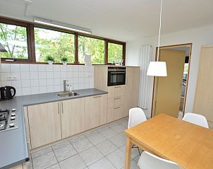 Schlafzimmer mit zwei Einzelbetten im Ferienhaus de Parel 286, De Dennen, Texel fr eine gute Nachtruhe.