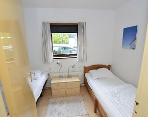 Gemtliches Kinderzimmer mit Etagenbett im Ferienhaus de Parel 286, De Dennen, Texel, ideal fr Familien.