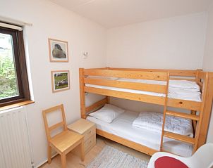 Das Hauptschlafzimmer mit Doppelbett im Ferienhaus de Parel 286, De Dennen, Texel bietet Komfort und Ruhe.