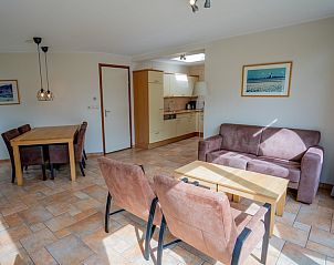 Open keuken en eetgedeelte in Bungalow Uterste Coogh 98, De Dennen, Texel met moderne faciliteiten.