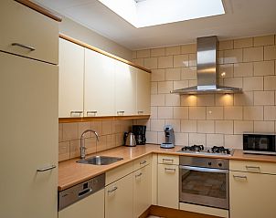 Volledig uitgeruste keuken in Bungalow Uterste Coogh 98, De Dennen, Texel met moderne apparatuur en veel daglicht.